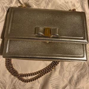 Ferragamo ginnie bag champagne gold